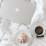 Készülődés olvasáshoz: laptop és kávé